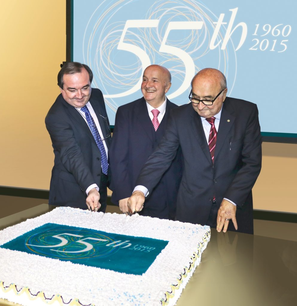 Il taglio della torta per l’anniversario dei 55 anni della Brevini: da sinistra Paolo Brevini, Renato Brevini e Corrado Brevini