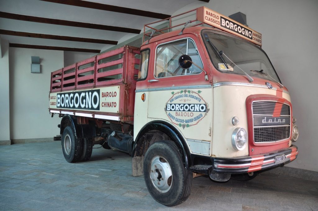 Un vecchio furgone OM modello Daino presso la cantina Borgogno_ok
