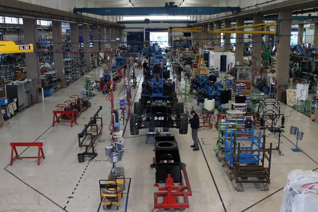 Linea di produzione della nuova piattaforma Genie S-65, Stabilimento di Umbertide, Italia