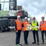 Liebherr celebra da Marcegaglia (con la nuova LHM 600) la gru mobile portuale numero 2.000