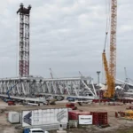 Colossi in fase di sollevamento: primo innalzamento strutturale delle due gru Goliath a Chioggia