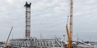 Colossi in fase di sollevamento: primo innalzamento strutturale delle due gru Goliath a Chioggia