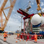 “Big Carl” solleva il vessel da 500 tonnellate nella centrale nucleare di Hinkley Point C
