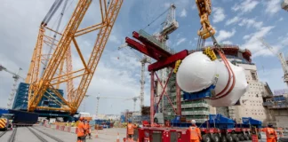 “Big Carl” solleva il vessel da 500 tonnellate nella centrale nucleare di Hinkley Point C