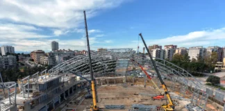 Due gru Grove per la nuova arena dei Giochi del Mediterraneo 2026