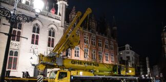 Tadano AC 7.450-1, allestimento notturno nel centro storico di Bruges